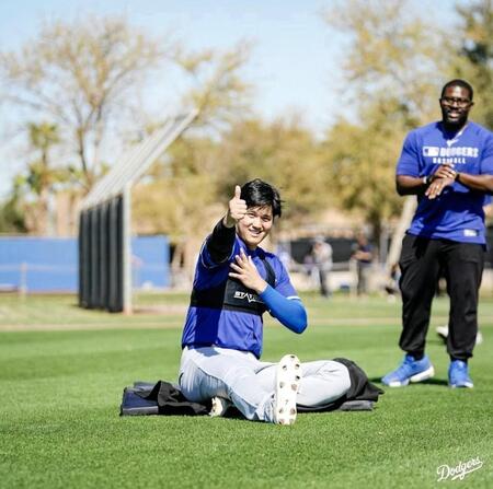 サムズアップする大谷翔平（ロサンゼルス・ドジャース提供）