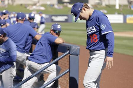 　ブルワーズ戦の２回を終え、ベンチに戻るドジャース・山本＝フェニックス（共同）