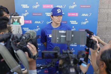 　登板後、取材に応じる山本