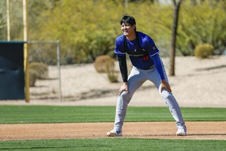 　走塁練習で笑顔を見せる大谷（共同）