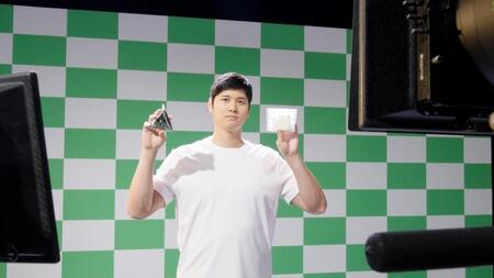 　ＣＭ撮影に臨むドジャース・大谷（©ファミリーマートＰＲ事務局）