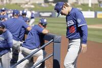 　ブルワーズ戦の２回を終え、ベンチに戻るドジャース・山本＝フェニックス（共同）