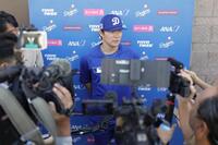 　登板後、取材に応じる山本