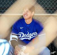 　ベンチで笑みを浮かべる大谷（ロサンゼルス・ドジャース提供）