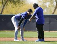 　走塁練習でデータを確認する大谷