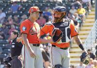 　２回を投げ終え、捕手とタッチを交わす菅野