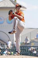 　先発し、２回２安打無失点と好投した菅野