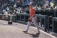 　パイレーツ戦の１回、マウンドへ向かう菅野