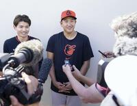 　オープン戦の登板を終え、取材に応じる菅野