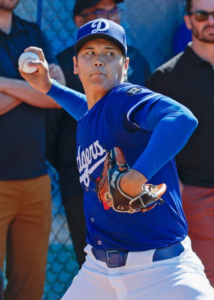 　ブルペンで投球する大谷（共同）