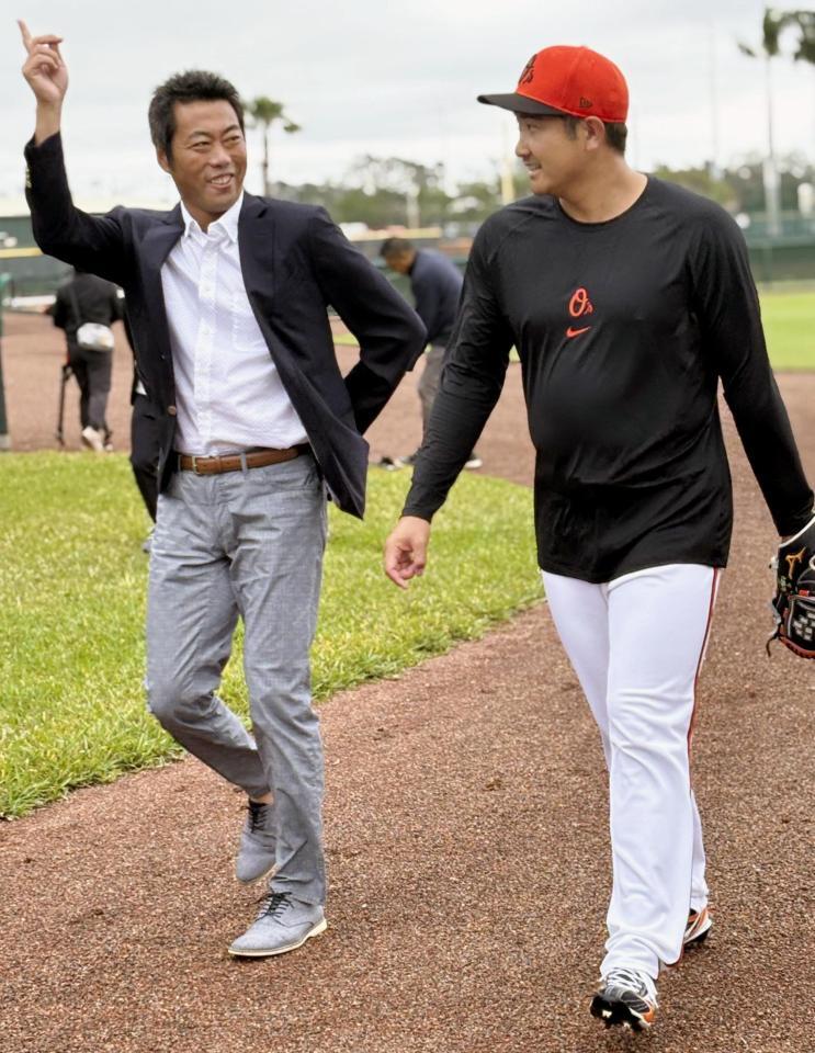 　上原浩治氏（左）の訪問を受ける菅野（共同）