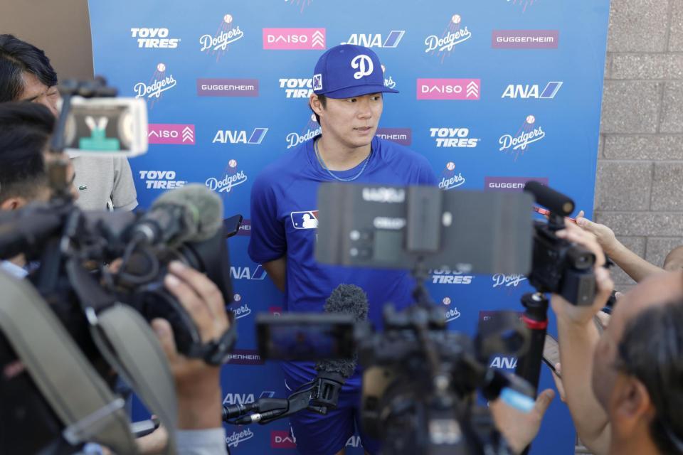 　登板後、取材に応じる山本