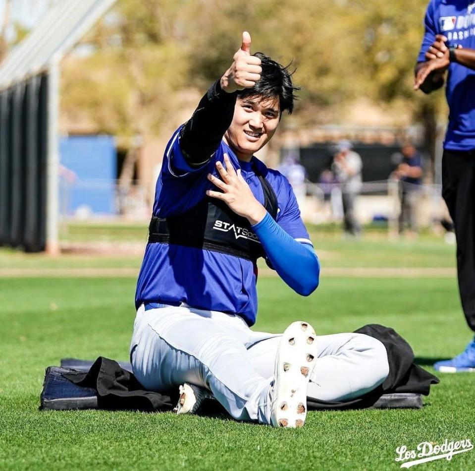 　トレーニング中にサムアップポーズを見せる大谷（ロサンゼルス・ドジャース提供）