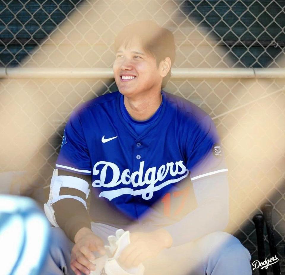 　ベンチで笑みを浮かべる大谷（ロサンゼルス・ドジャース提供）