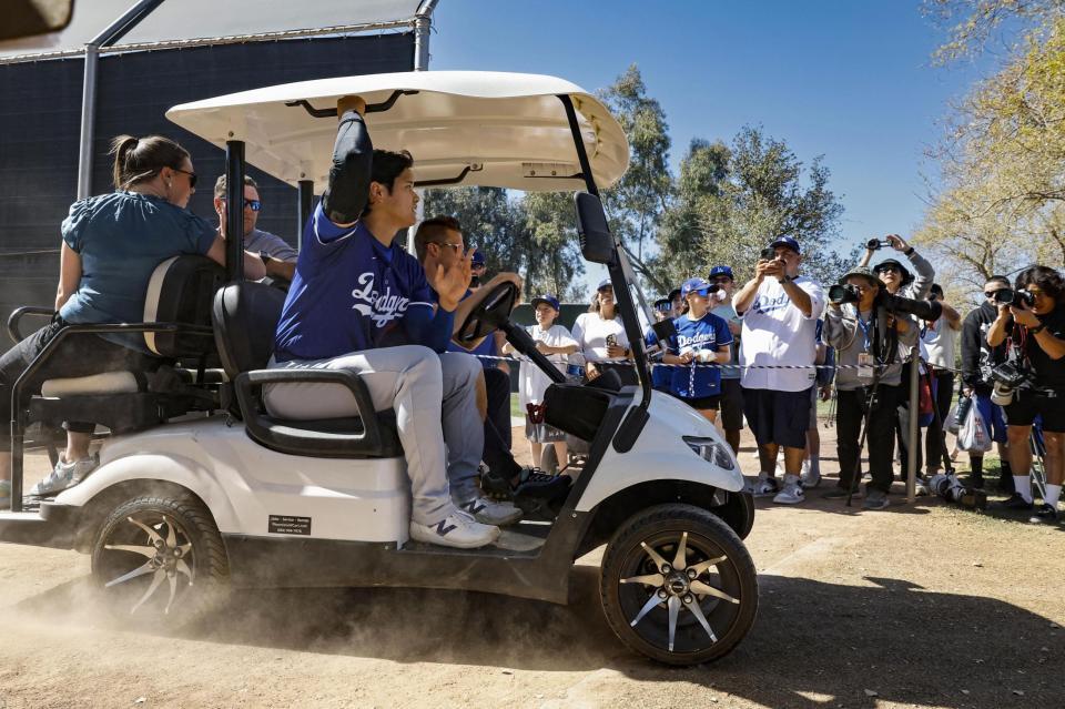 　練習を終え、引き揚げる大谷