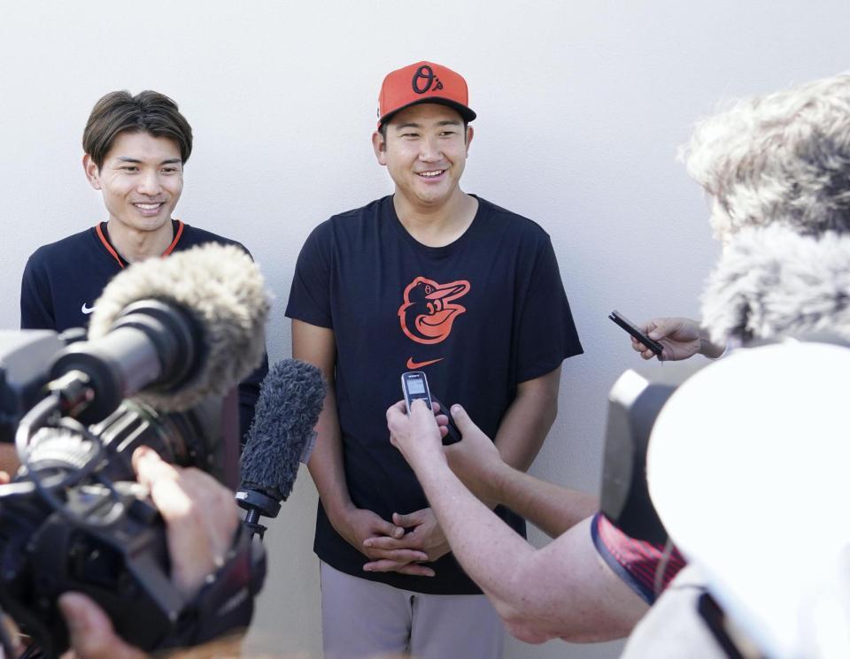 　オープン戦の登板を終え、取材に応じる菅野