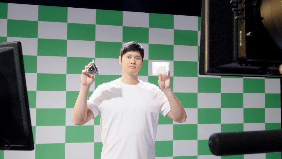 　ＣＭ撮影に臨むドジャース・大谷（©ファミリーマートＰＲ事務局）