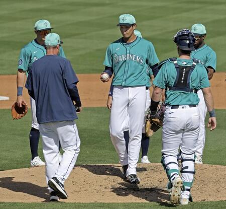 　５回、降板する藤浪（中央）＝提供・共同通信社