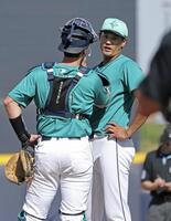 　５回、２点二塁打を許し捕手と話す藤浪（共同）