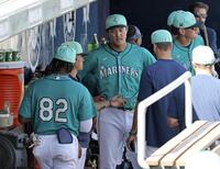 　ジャイアンツ戦の５回、途中降板しベンチでコーチらと話をするマリナーズ・藤浪（中央）＝ピオリア（共同）