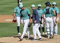 　５回、途中降板する藤浪（手前左）＝共同