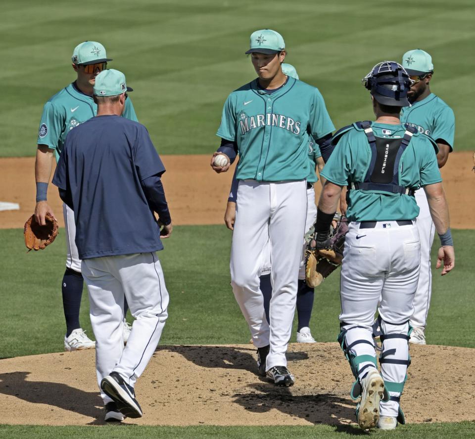 　５回、降板する藤浪（中央）＝提供・共同通信社