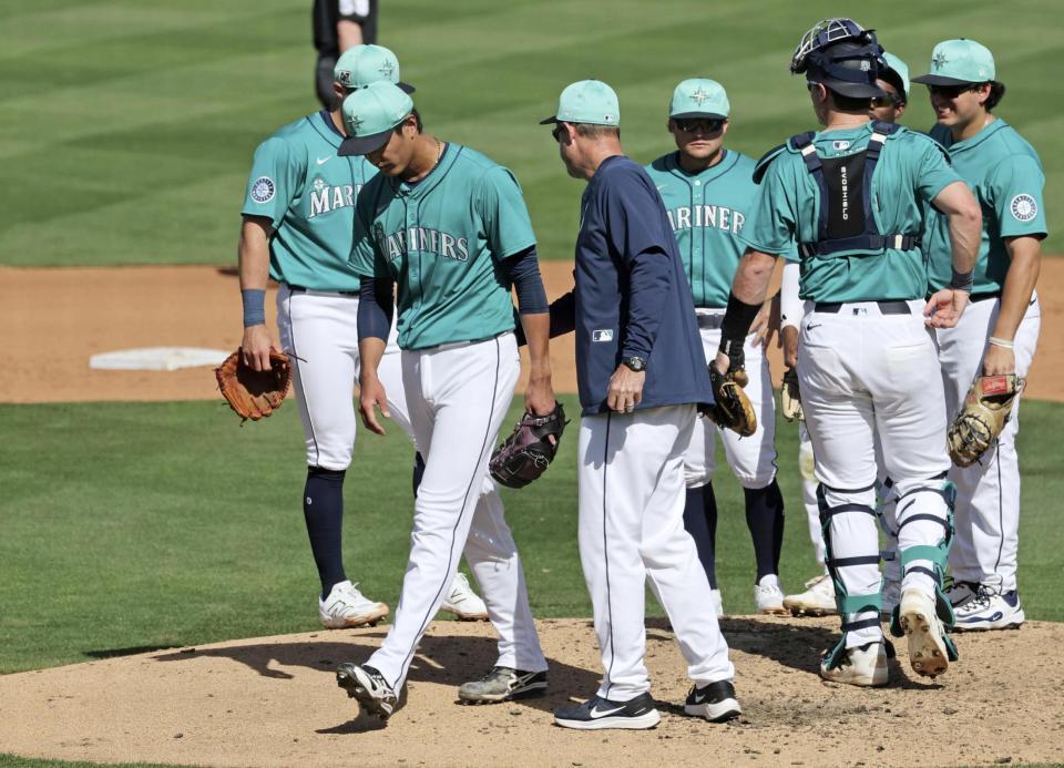 　５回、途中降板する藤浪（手前左）＝共同