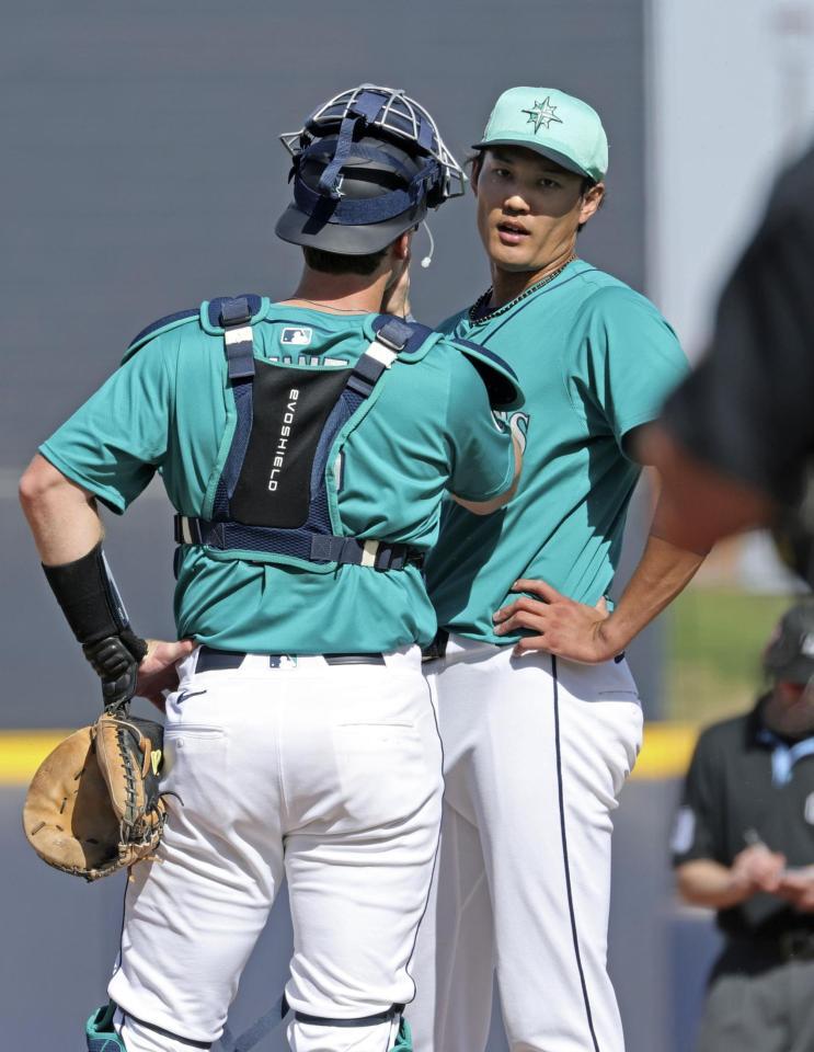 　５回、２点二塁打を許し捕手と話す藤浪（共同）