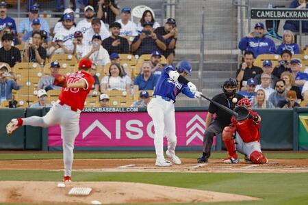 　オープン戦に初出場し、左越えに先頭打者本塁打を放つ大谷。投手菊池