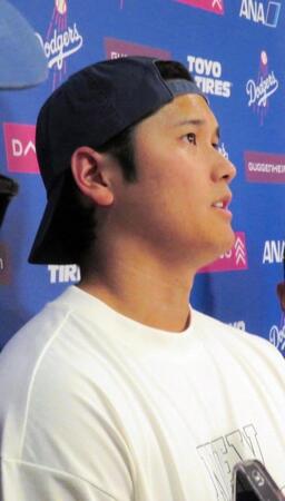　交代後に取材に応じる大谷翔平（撮影・小林信行）