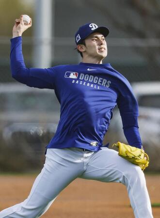 　キャッチボールする佐々木