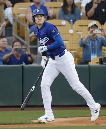 　オープン戦に初出場し、左越えに先頭打者本塁打を放ち、駆け出す大谷