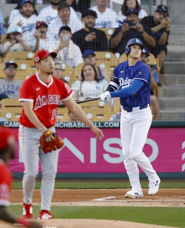 　エンゼルス戦で、左越えに先頭打者本塁打を放つ大谷。投手菊池（共同）