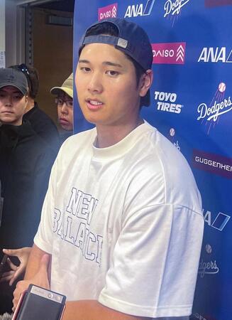 　エンゼルス戦を終え、報道陣の質問に答える大谷（共同）