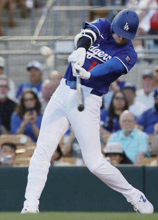 　１回、左越えに先頭打者本塁打を放つ大谷