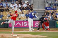 　オープン戦に初出場し、左越えに先頭打者本塁打を放つ大谷。投手菊池