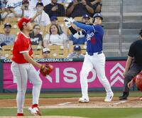 　オープン戦に初出場し、先頭打者本塁打を放つ大谷。投手菊池（提供・共同通信社）