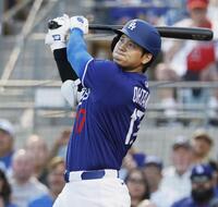 　エンゼルス戦で、左越えに先頭打者本塁打を放つ大谷（共同）