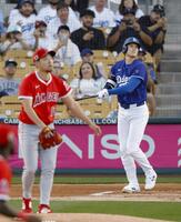 　エンゼルス戦で、左越えに先頭打者本塁打を放つ大谷。投手菊池（共同）