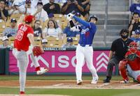 　オープン戦に初出場し、左越えに先打者本塁打を放つ大谷。投手菊池