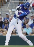 　１回、左越えに先頭打者本塁打を放つ大谷