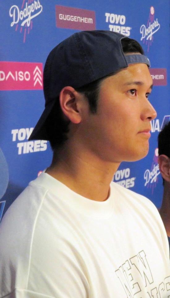 　交代後に取材に応じる大谷翔平（撮影・小林信行）