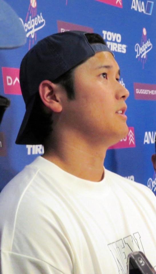 　交代後に取材に応じる大谷翔平（撮影・小林信行）