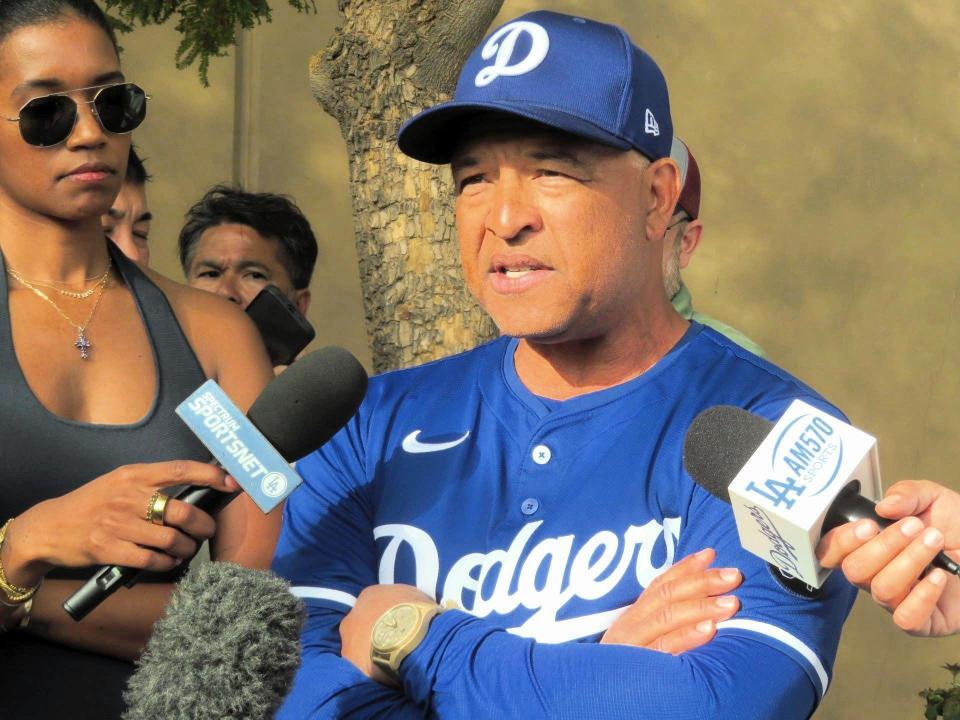 　　試合前の取材に応じたロバーツ監督（撮影・小林信行）