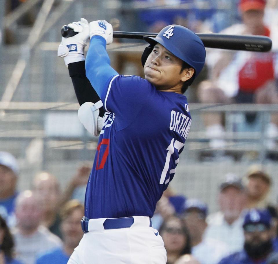 　エンゼルス戦で、左越えに先頭打者本塁打を放つ大谷（共同）