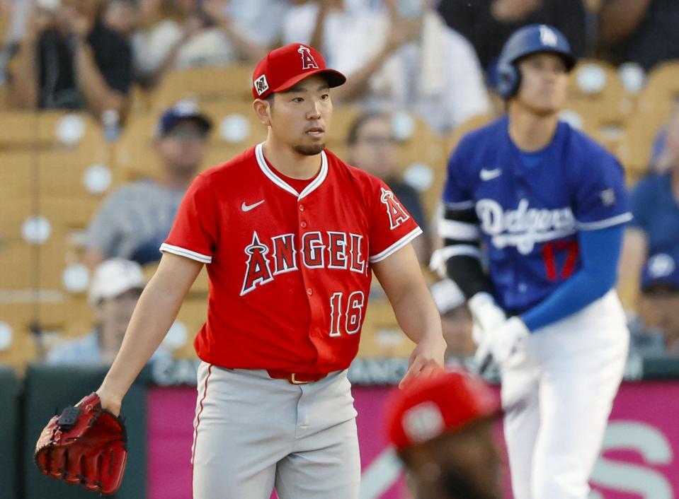 　１回、大谷（右）に先頭打者本塁打を浴びた菊池