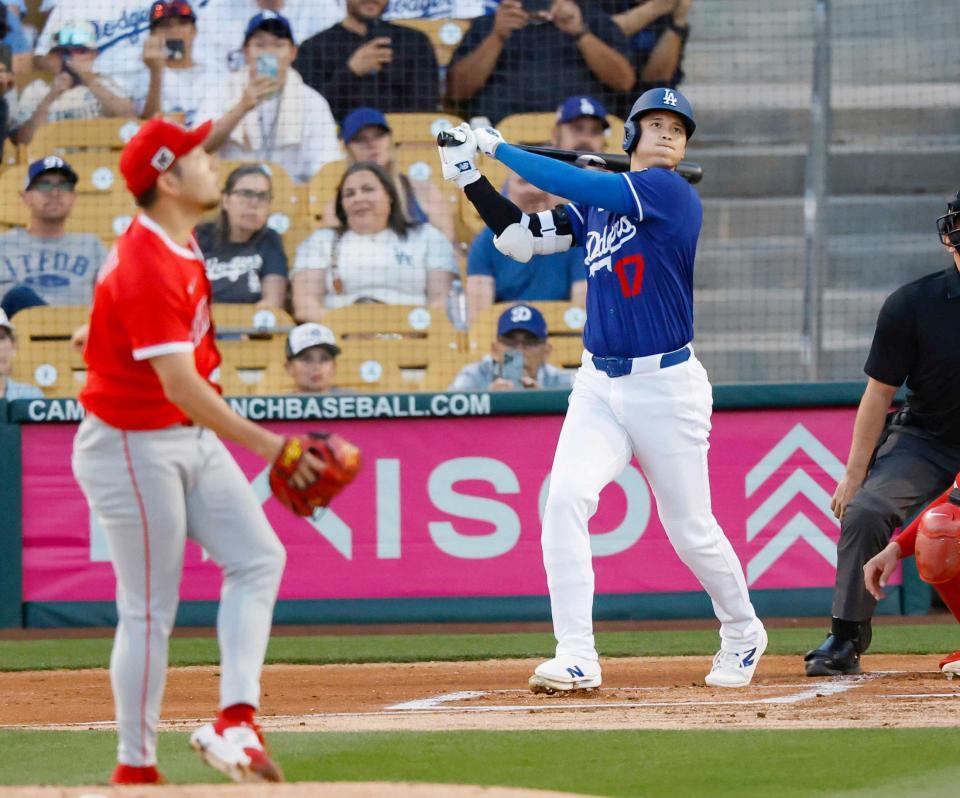 　先頭打者本塁打を放つドジャース・大谷。投手菊池（共同）