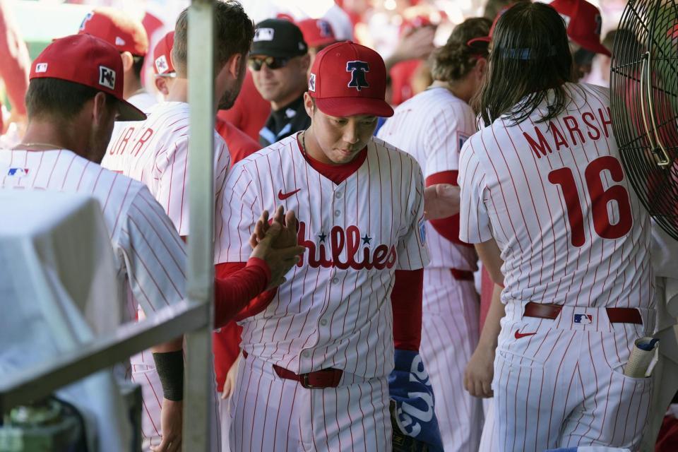 　４回裏終了後、うつむきながらベンチを後にする青柳（中央）