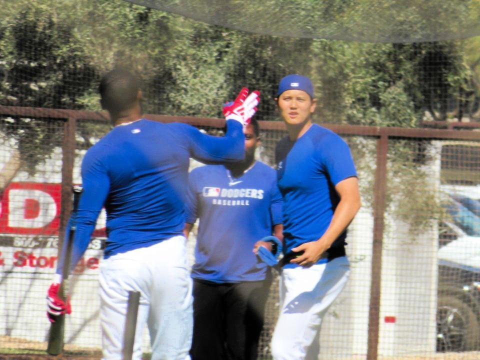 　練習の合間にＴ・ヘルナンデスと冗談を言い合う大谷（撮影・小林信行）