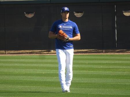 大谷翔平、2試合連続安打も出塁後の儀式はまさかの空振り 代役一塁コーチの完全スルーに塁上で照れ笑い